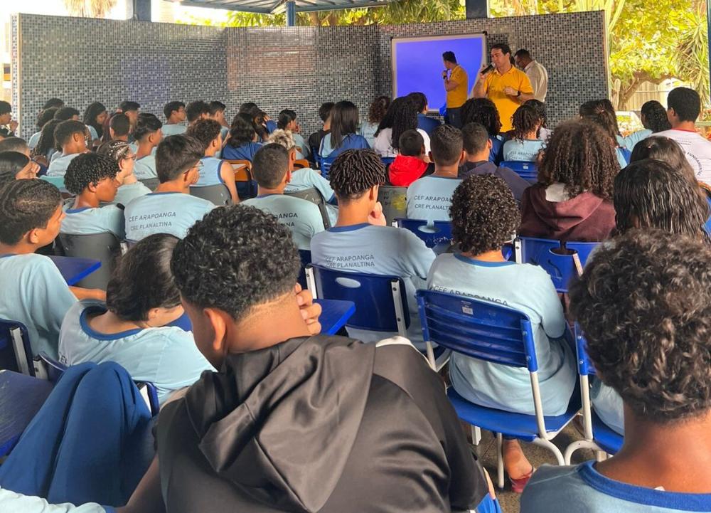 Capa da notícia: CEF Arapoanga, em Planaltina, recebe caravana do 3º Prêmio Candanguinho de Poesia Infantojuvenil